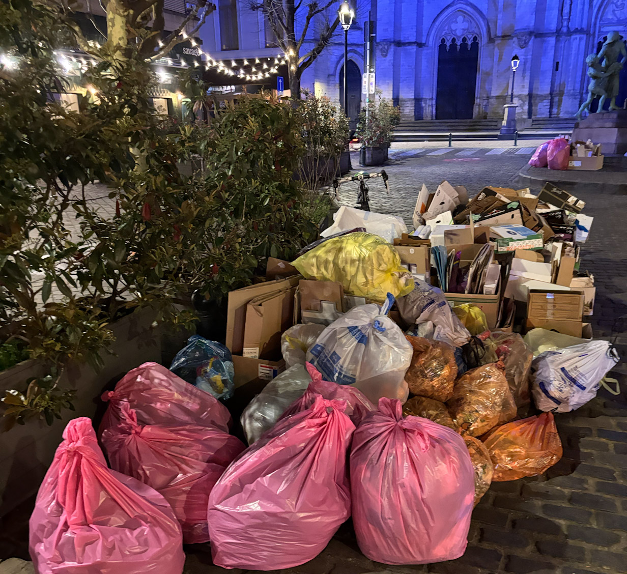 Roskapusseja Brysselin kadulla